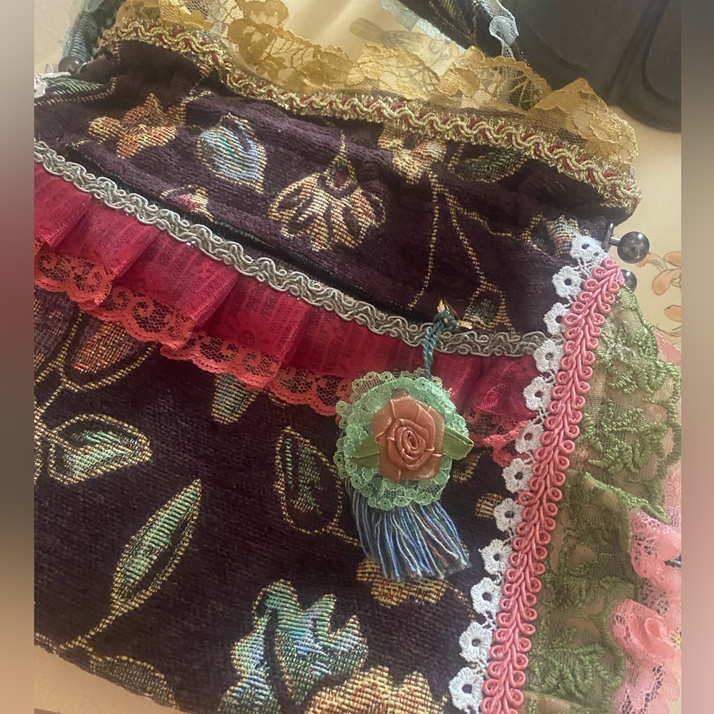 ❌❌SOLD❌❌ Vintage Grandma Carpet Bag Handmade Lace Tassels Flowers Gold Malon - Picture 16 of 16
